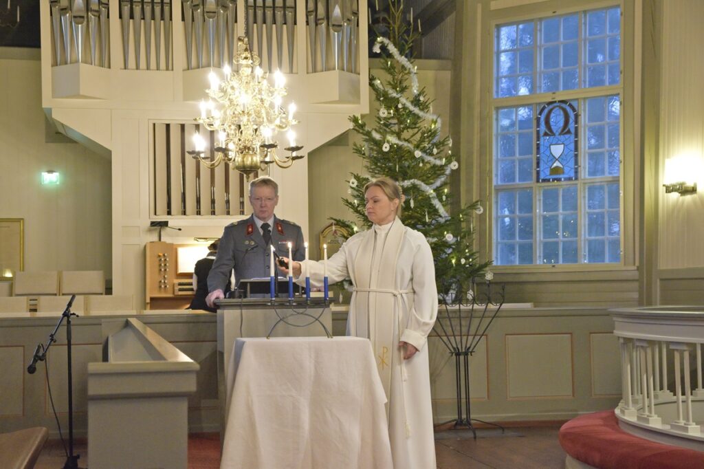 Majuri Heikki Kuoppala luki jumalanpalveluksen esirukouksen. Jenny Kärki sytytti kynttilät.