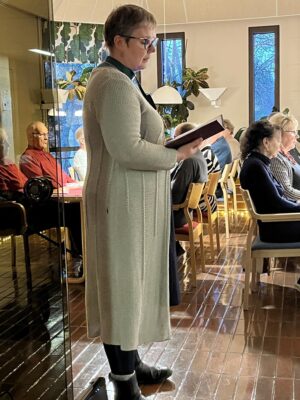 Seurakunnan diakonissa Elina Matila piti adventtihartauden.