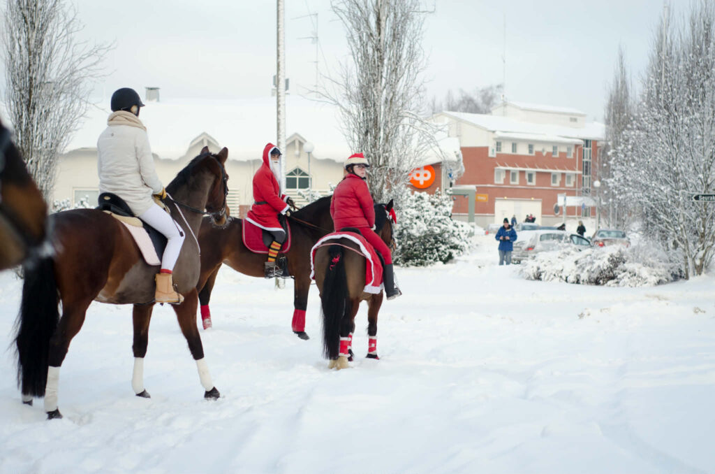 Lehtimäen Ratsastajien jouluperinne, jouluinen ratsukulkue halki kuntakeskuksen, on ilahduttanut yli 30 vuoden ajan. Kuva: Tuulia Nelimarkka.