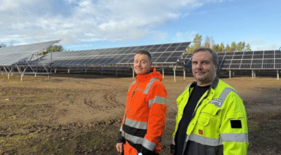 –Voimala tuottaa hyvin myös kevättalvella kirkkaina talvipäivinä, kun on kylmä ja aurinko paistaa. Paneelit ovat kaksipuoliset, eli keräävät lumesta hohkavan valon alapuolelta. Parhaimmat tehot ovat huhti-toukokuussa, kun valoisa aika pitenee; aurinko paistaa, mutta ilma on vielä viileä, eivätkä paneelit kuumene, kertoo aurinkovoimalan rakentamisesta vastannut Pitkäsen Sähköasennus Oy:n toimitusjohtaja Ismo Pitkänen (vas.)