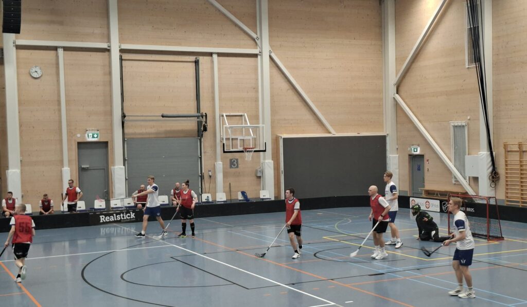 ViVen Matias Rinta-aho, Elmeri Anttila ja Aleksi Lassila Sievin Sisua vastaan pelatussa ottelussa. Kuva: Suvi Hosionaho.