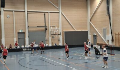 ViVen Matias Rinta-aho, Elmeri Anttila ja Aleksi Lassila Sievin Sisua vastaan pelatussa ottelussa. Kuva: Suvi Hosionaho.