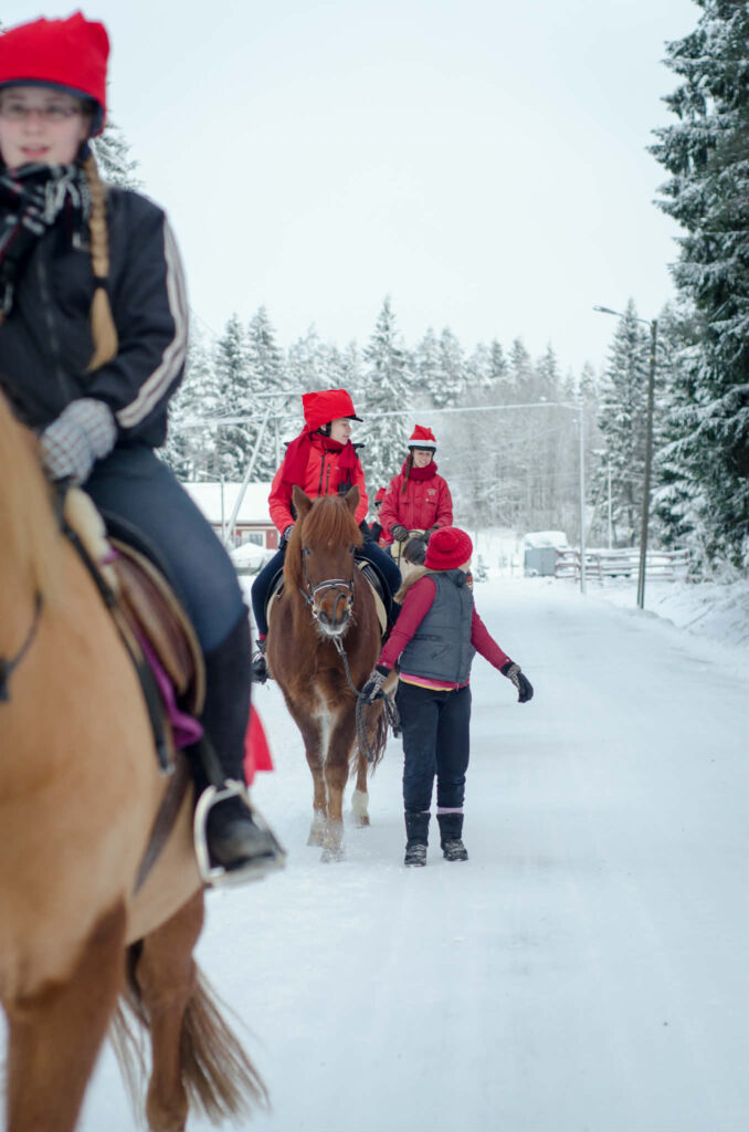 Joulukulkue tuo iloa niin katsojille...