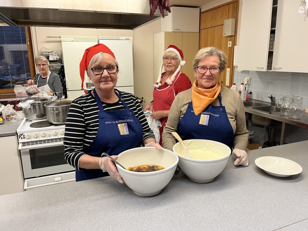 SPR:n vapaaehtoisten valmistama joulupuuro sai kiitoksia herkullisuudestaan. Kuvassa Paula Puotinen (vas.), Eila Paalanen ja Inkeri Saarijärvi.