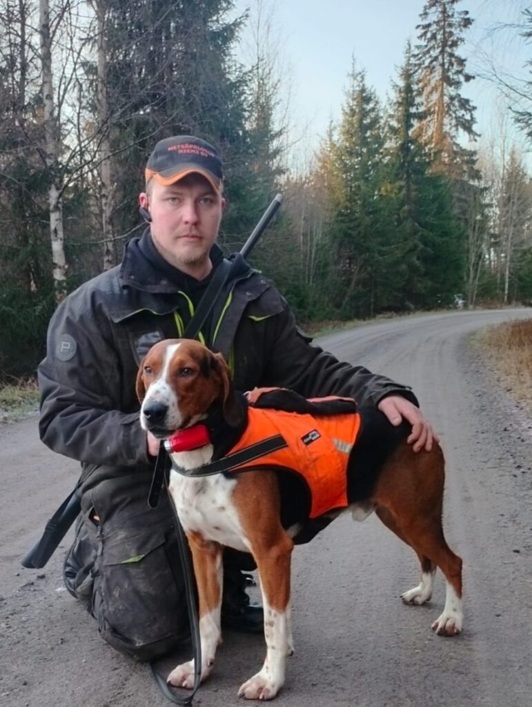 Kisan voittajakoira Tapahan Iivari ja isäntä Juha-Matti Rantala.