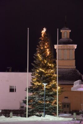 Lähes joka toiseen kotiin hankitaan aito joulukuusi tänäkin jouluna. Kuvituskuvassa Vimpelin kunnantalon kuusi jouluasussaan.