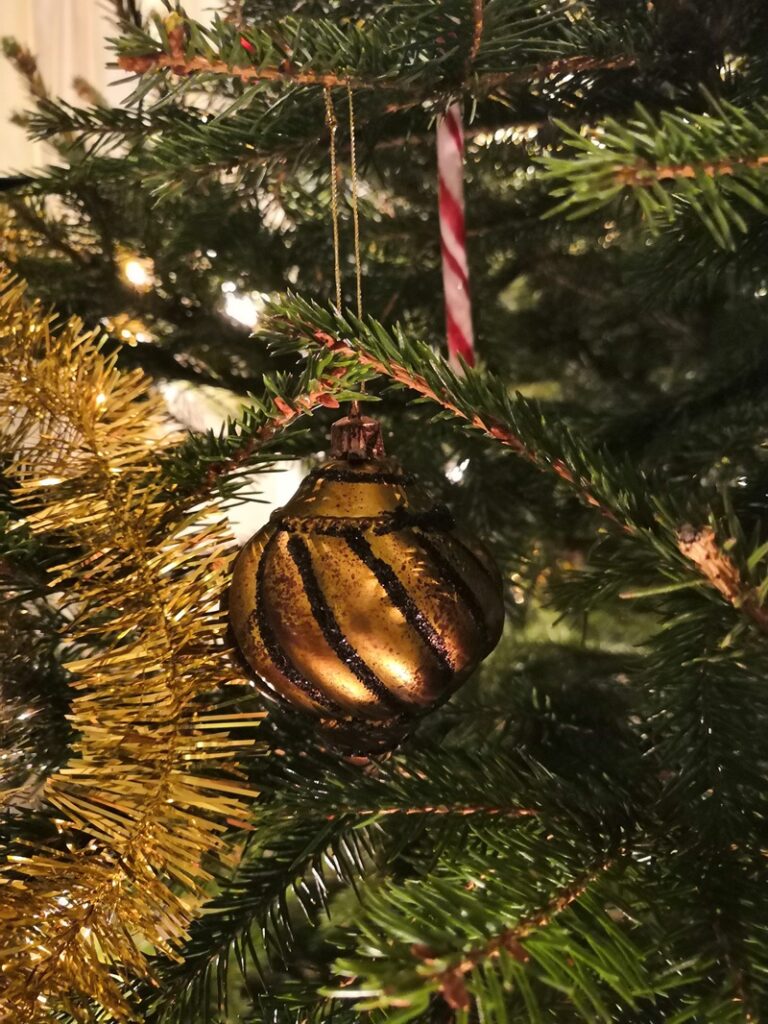 Karvalassa vietetään koko kylän kuusijuhlaa 17. joulukuuta.