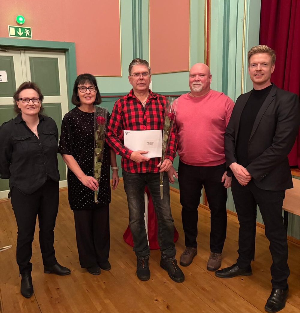 Kauhavan kaupunki palkitsi Kauhavan vuoden seurana Kortesjärven Järvi-Veikot ry. Kuvassa Katja Kankaansyrjä, Raija-Liisa Hakala, Jouni Mattila, Jyrki Peltokangas ja Ville-Pentti Heikkilä. Kuva: Janne Sankelo.