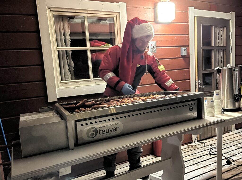 Grillimakkara ja kuuma glögi maistuivat pikku pakkasessa.