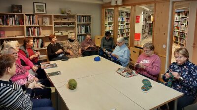 Kirjallisen ompeluseuran jäsenet ovat innokkaita kirjaston käyttäjiä. He kehuvat Kortesjärven kirjaston valikoimaa, sekä antavat tunnustusta kirjastonhoitaja Päivi Lahdelle hyvästä työstä.