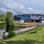 Vimpelin Pesisfestivaalit huipentuvat Itä-Länteen ja Saarikenttä Festivaaleille El Klassikko Vimpelin Vedon ja Sotkamon Jymyn välillä virittää Saarikentän Itä-Länsi-huumaan torstaina.