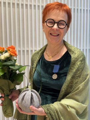 Sirpa Sironen-Hänninen ilahtui ja yllättyi Tammelan kulttuuripalkinnosta. –Olen aina ajatellut, että se päätyy syntyperäiselle tammelalaiselle. Nyt ilmeisesti entiset työkaverit ja kirjaston työntekijät olivat ehdottaneet. Kuva: Sirkka Laine.