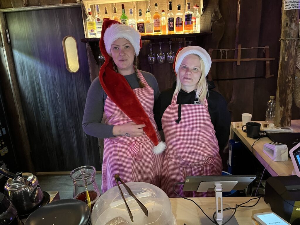 Marianne Rahkonen ja Essi Heikkilä olivat kiireisiä keittiössä ja tarjoilussa.