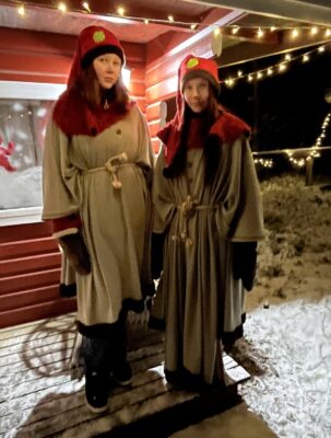 Mitä olisi Tonttumaa ilman tonttuja! Kuvassa Justiina Anttikoski (vas) ja Neea Koivuoja.