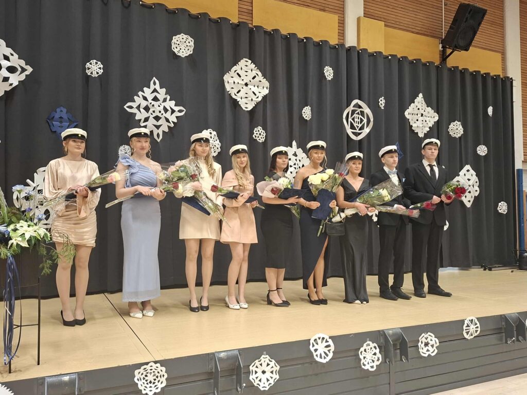 Alajärven lukion uudet ylioppilaat syksyllä 2025.