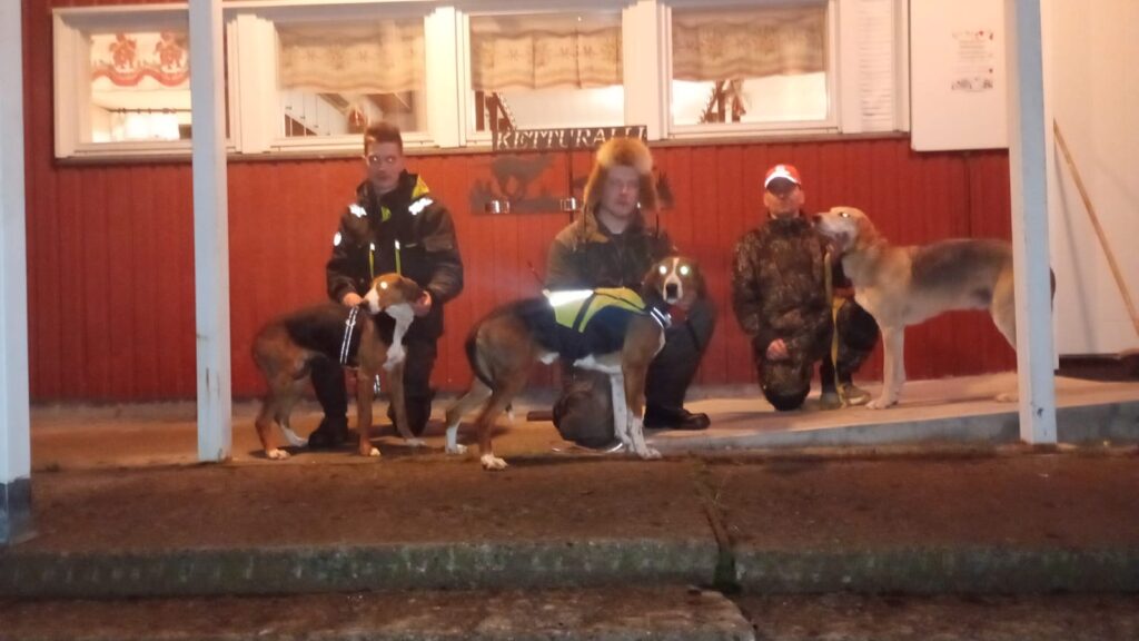 Kakkonen, Ajoketun Justiina ja Lauri Peltonen (vas.), voittaja Tapahan Iivari ja Juha-Matti Rantala sekä kisan kolmas, venäjänajokoira Riistanhirmu Fenix ja Markku Juola.