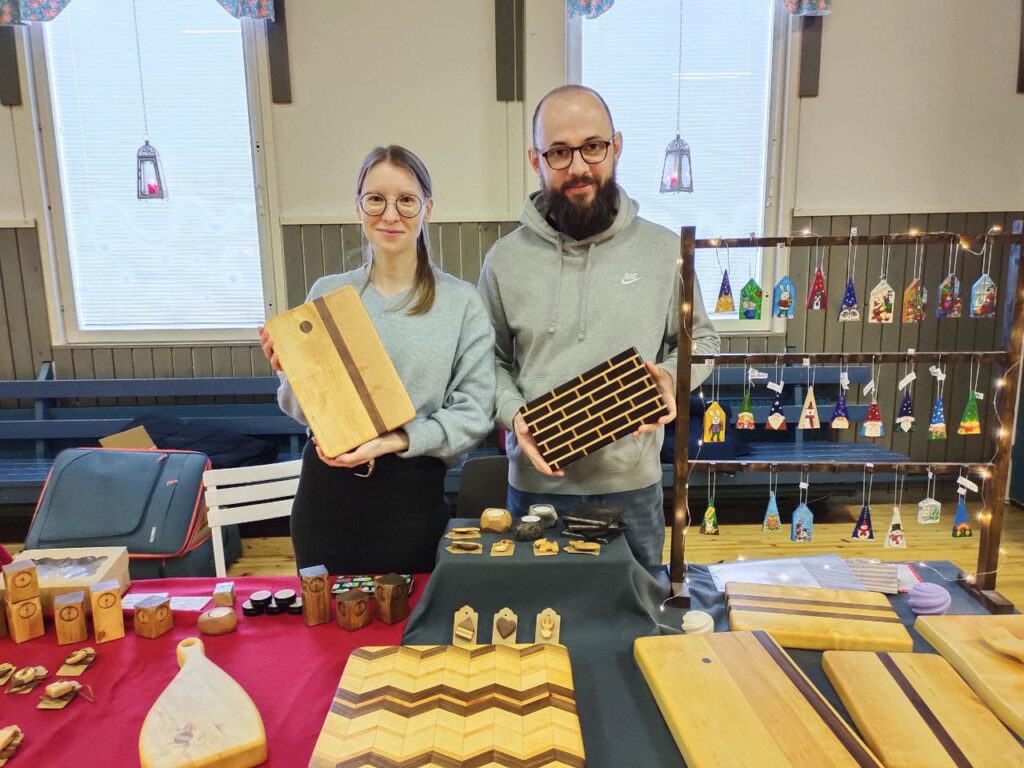 Irina ja Dmitrii Kolesnik opiskelevat puualaa JAMIlla. Heidät on voinut tavata monilla paikallisilla messuilla ja markkinoilla. Kuvat: Kolesnikien albumista.