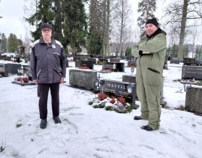 Juhani Mattilan (vas.) Oiva-sedän hautakiveen on lisätty veteraanitunnus. Esa Kataja on avustanut Vimpeli-Seuraa muistolaattojen hankinnassa. –Laattojen kiinnittäminen edellyttää aina omaisten lupaa, eikä merkintöjä tehdä ilman heidän suostumustaan. Omaisia, jotka haluavat lisätietoa asiasta tai keskustella hautakiven merkitsemisestä, pyydetään ottamaan yhteyttä minuun numeroon 040 5575 363, sanoo Mattila.