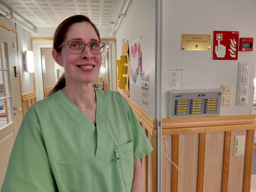 Vastaava hoitaja Johanna Kleemola kertoo, että työvuosia Hemilänrannassa tulee tänä vuonna täyteen pyöreät kaksikymmentä. –Aika on mennyt siivillä, kun on viihtynyt.