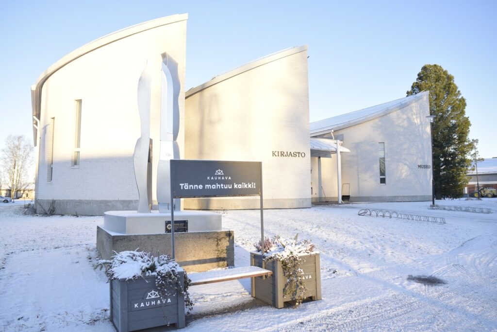 Kauhavan kaupunki käynnistää selvityksen lukiokoulutuksesta valtionosuusmuutoksen vuoksi. Kuvituskuvassa Kauhavan kirjasto.