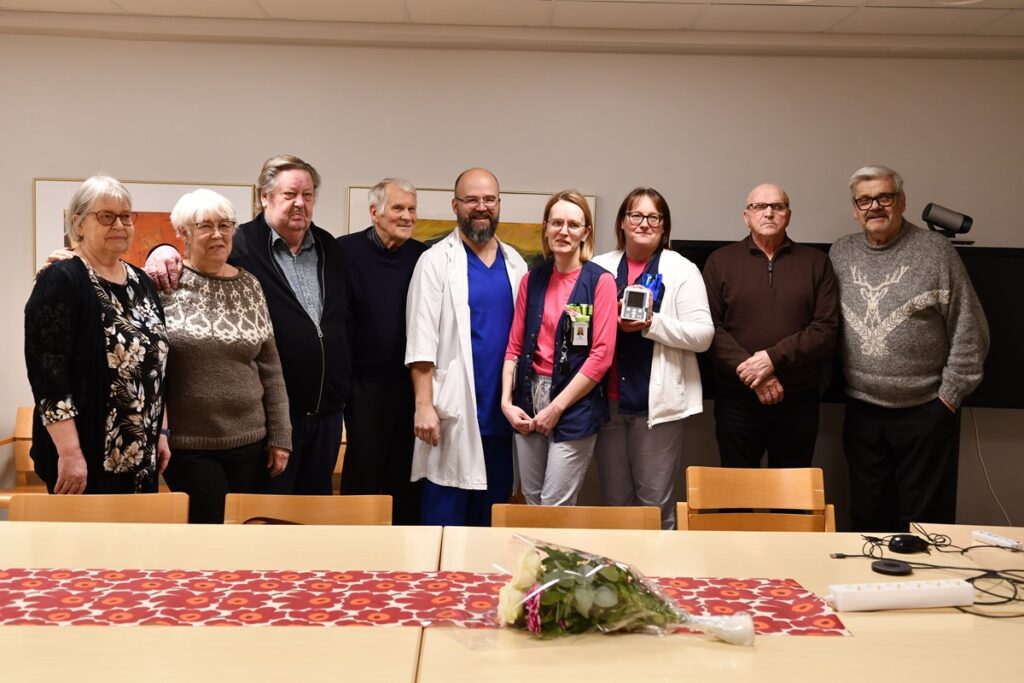 Alajärven Syöpäyhdistys lahjoitti kotisairaalalle kipupumpun. Kuvassa yhdistyksen hallituksen jäsenten keskellä lääkäri Ioannis Stogiannidis sekä sairaanhoitajat Pauliina Pylkkänen ja Tiina Salu.