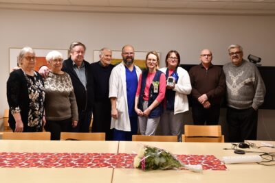 Alajärven Syöpäyhdistys lahjoitti kotisairaalalle kipupumpun. Kuvassa yhdistyksen hallituksen jäsenten keskellä lääkäri Ioannis Stogiannidis sekä sairaanhoitajat Pauliina Pylkkänen ja Tiina Salu.