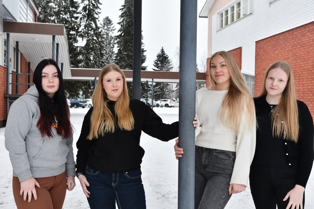 Emmi Pitkäkangas (vas.), Olivia Mertaniemi, Anniina Viitasaari ja Juliaana Paananen suunnittelevat Alajärven lukion penkkareita 2026.