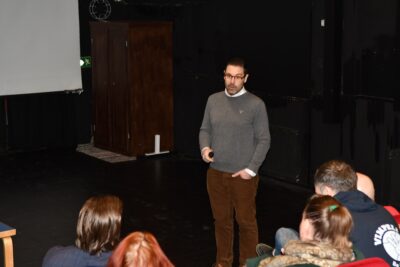 Superpesiksen toimitusjohtaja Olli Aro oli mukana tilaisuudessa, jossa vimpeliläisille kerrottiin tulevan kesän Itä-Länsi-tapahtumasta.