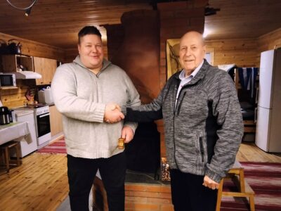 Sami Kangasmetsä on Evijärvi-seuran uusi puheenjohtaja, Ilmari Sulkakoski väistyvä. Kuva: Kaisu Huhtala