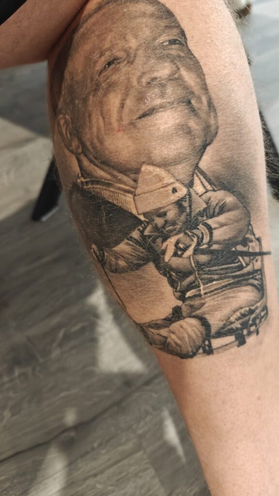 Isä-Veikko kulkee mukana Henri Puputin pohkeen tatuoinnissa.
