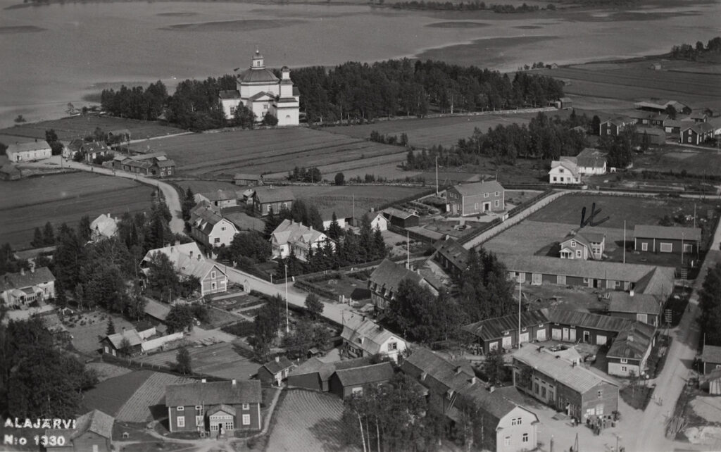 Museovirasto, Ilmakuva Alajärveltä, 14.10.1937, postikortti.