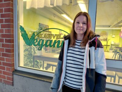 Päivi Puumala etsii sisarensa Anni Puumalan kanssa Kahvila Vegannille jatkajaa. –Tilat taipuvat monenlaiseen yritystoimintaan ja niitä on myös remontoitu, uusi yrittäjä voi näihin loihtia haluamansa kokonaisuuden, sanoo Päivi.