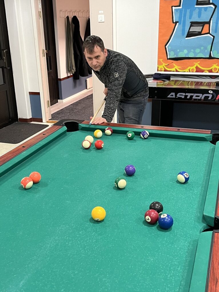 Viktor Polishehuk oli pelannut jo Ukrainassa asuessaan biljardia, ja nyt pelit jatkuvat Evijärvellä.