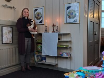 Lappajärven kappalainen Jenny Kärki esittelee uusitun lasten leikkipaikan.