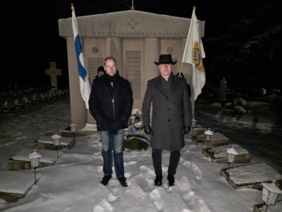 Leijona veljet muistavat kiitoksella edesmenneitä jäseniään ja isämaan puolesta kaatuneita. Kuvassa vasemmalla Tapani Olli ja oikealla Keijo Keskinen.