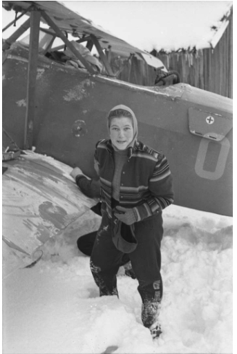 Anneli Penttilä (1932–1994) muistetaan yhä suomalaisen ilma-akrobatian uranuurtajana. Kuva: Kai Mellén (1952), Suomen Ilmailumuseo, Museovirasto.