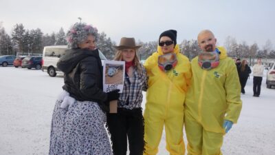 Olivia Mertaniemi, Kiia Yli-Hemminki, Emilia Ranta-aho ja Saimi Keisala juhlivat viimeistä lukiopäiväänsä.