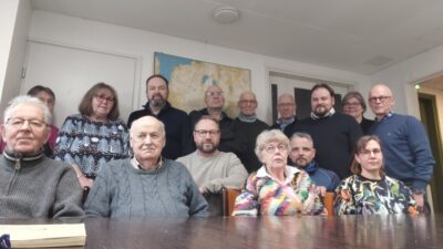 Alajärven toimipisteen nykyinen ja entinen henkilöstö muistelivat mukavia yhteisiä kokemuksia toimipisteen hautajaisissa.