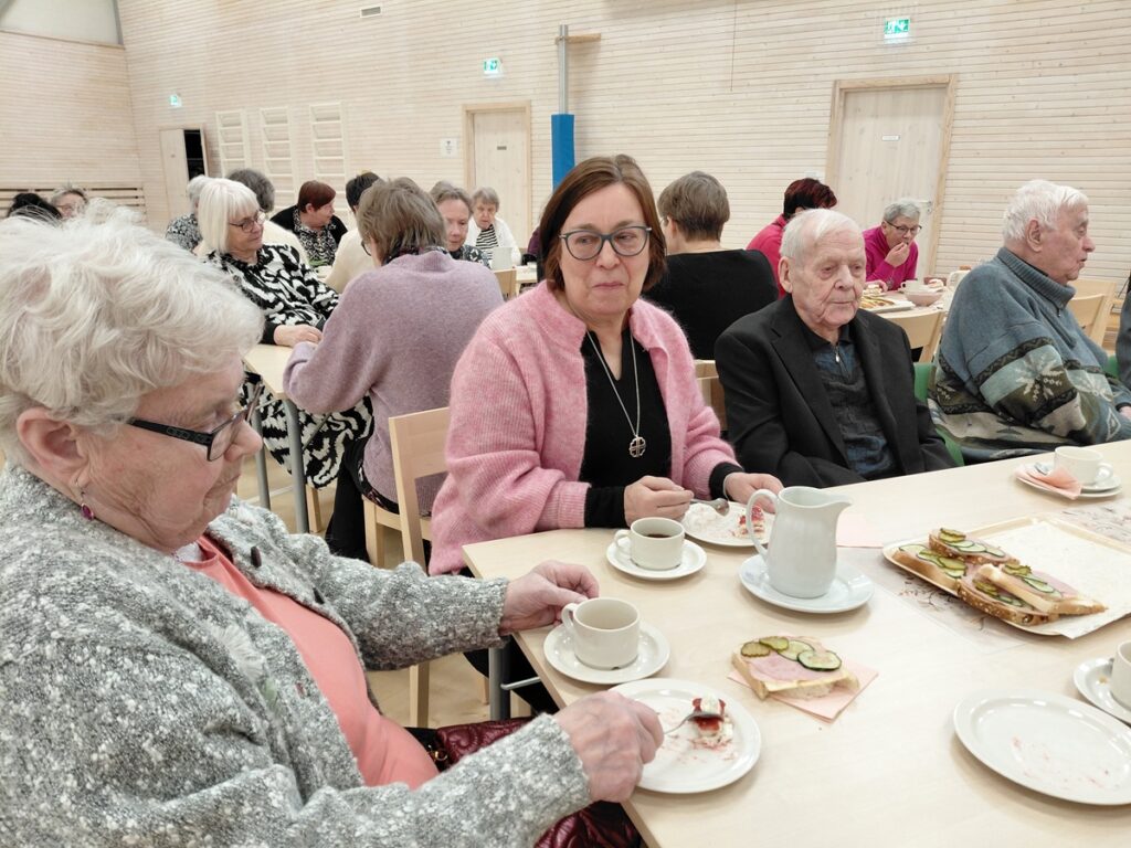 Kunniasenioreiden pöydässä kuulumisia vaihtoi Alajärven seurakunnan diakonian ja lähetyksen työalajohtaja Marja-Terttu Akonniemi.