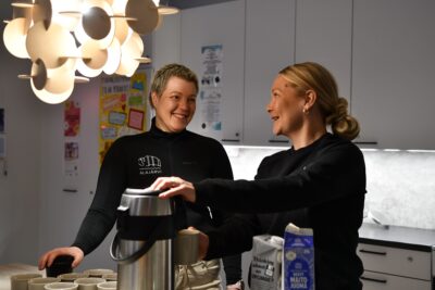 Salla Hemminki (vas.) ja Siiri Ahopelto ovat koonneet 15 tapahtuman ohjelman talven ratoksi.