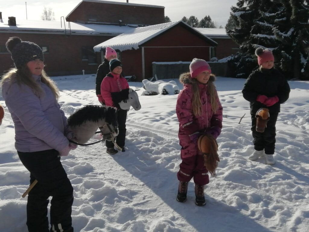 Ruokailun jälkeen siirryttiin raikkaaseen ja auringonpaisteiseen ulkoilmaan, jossa testattiin varusteita esteradalla ja nauru raikui. HEPPAPÄIVÄ 2. Kepparit ovat omanlaisiaan; yksi kieltäytyi esteestä,