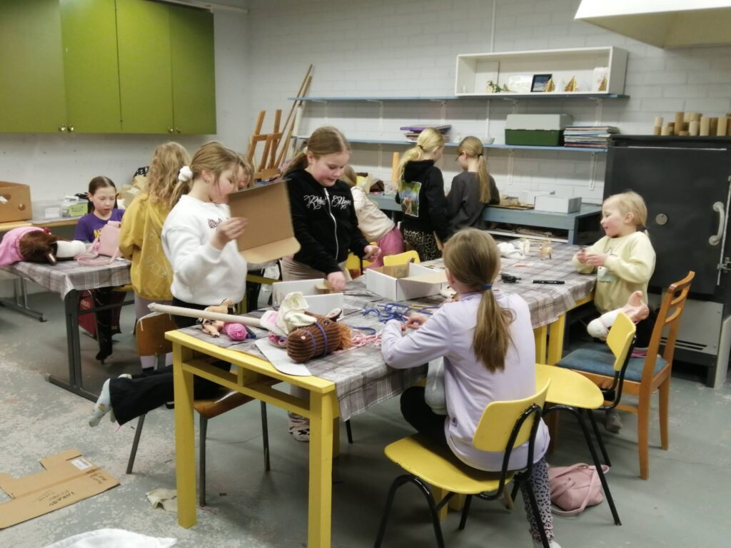 ”Sleisseille” tehtiin loimia ja satuloita. Kuumailmapistoolilla sai kiinnittää osia ja koristeita. Pahvilaatikoista leikeltiin talleja.