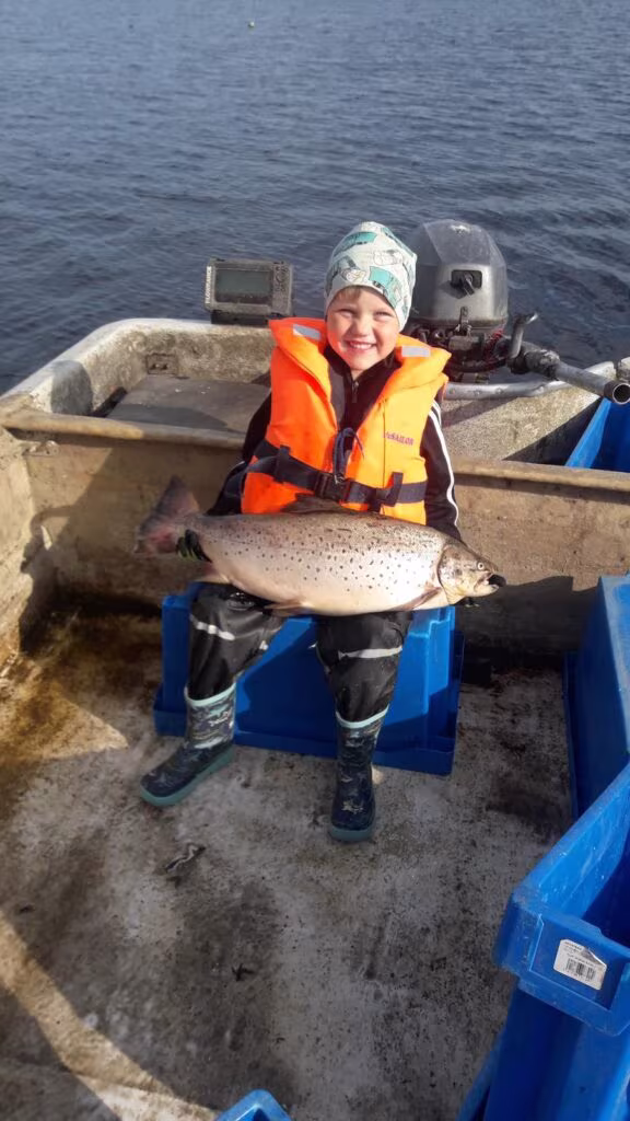 Kimi Lehdon ennätystaimen, 6,420 kilogrammaa, hymyilyttää nuorta kalamiestä.