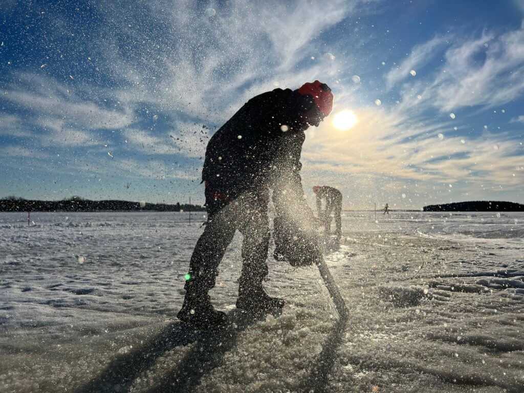 Taas jännätään, saadaanko Lappajärvelle maailmanennätys jääkarusellin sahaamisessa.