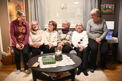 Osa kahvipöydän naisista ennätti istahtaa hetkeksi kuvaan. Tarja Valtola (vas.), Leena Nygård, Teija Koski, Maija Isojoki, Liisa Koivisto ja Marjatta Latvala. 