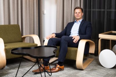 Kari Niemelä kertoo, että LähiTapiola panostaa 200 miljoonaa euroa lisää kotimaisiin kasvuyrityksiin ja lahjoittaa 5,4 miljoonaa euroa yliopistoille talouskasvua vauhdittaviin hankkeisiin. Kuva: LähiTapiola Etelä Pohjanmaa.