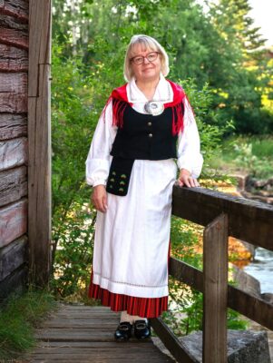 Kansallispukuinnostus iski pari vuotta sitten, kertoo Pirjo Heino. Kuva: Sanna Kaattari.
