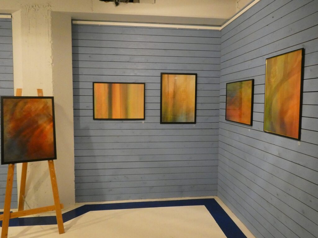 Kuvasarjassa ICM (Intentional camera movement) näyttelyssä sarja valokuvia, jotka kuvataan pitkällä valotusajalla kameraa liikuttaen, jolloin kuvista tulee epätarkkoja ja maalauksellisia.
