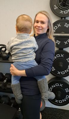 –Aika lailla se on koti, kauppa ja kuntosali. Muualla ei juuri tule käytyä, Petra Olli naurahtaa poika sylissään.