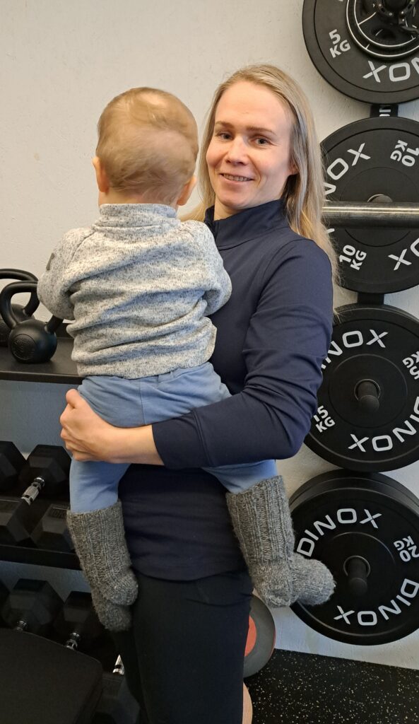 –Aika lailla se on koti, kauppa ja kuntosali. Muualla ei juuri tule käytyä, Petra Olli naurahtaa poika sylissään.